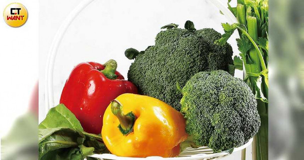 綠色蔬菜富含葉黃素，多食有益保養眼睛，也可選擇蝦紅素、花青素等保健品。（圖／王永泰攝）
