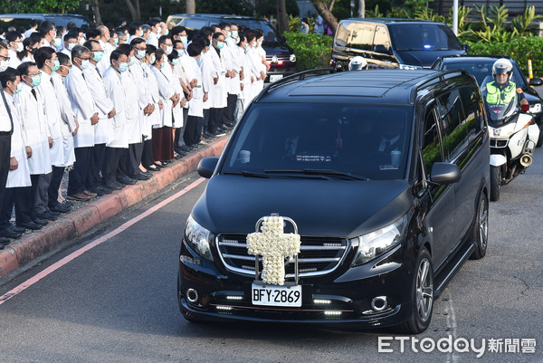 ▲▼前總統李登輝安息禮拜,移靈車隊從北榮懷恩堂出發。（圖／記者李毓康攝）