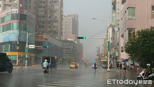 ▲▼台北,下雨,大雨,雷陣雨。（圖／記者徐斌慎攝攝）