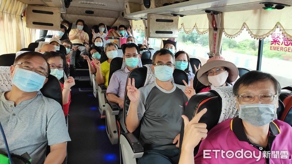 ▲台南市長黃偉哲提醒，使用過的口罩的正確處理，要丟入垃圾桶裡面，以一般廢棄物處理。（圖／記者林悅翻攝，下同）