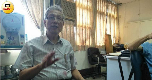 同鄉會總幹事王國慶面對法院可能強制執行拆除,而又無力支付地主開出的高價的窘境,深感無力。(圖/謝中凡攝)