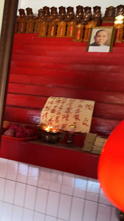 永春同鄉會7月30日祭告祖先時,最後一排祖先牌位突然傾倒,可能正好有強風吹進來,但香火爐也同時「發爐」卻無法解釋。(圖/同鄉會提供)