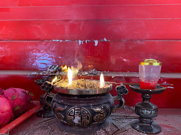 香火爐「發爐」,火光十分明亮,讓同鄉會祭祖人員感到心中不安。(同鄉會提供)