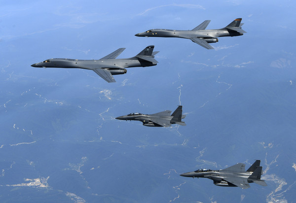 ▲▼美軍B-1B轟炸機飛臨韓半島。（圖／達志影像／美聯社）