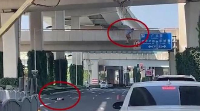 超駭人！工程車「遭三寶司機撞飛」2工人翻落高架…下秒1人看熱鬧被撞死