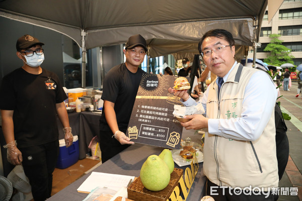 ▲「2020府城漢堡節」佐台南在地食材，飄香誘人熱鬧開幕，台南市長黃偉哲，與許多老饕食客不畏風雨，熱情參與。（圖／記者林悅翻攝，下同）