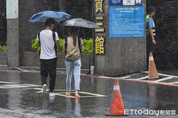 ▲▼大雨,下雨,雨天,天氣,豪大雨特報,雷陣雨,梅雨,降雨,氣象,通勤,豪雨特報,颱風外圍環流,西南氣流,鋒面,行人,撐傘,雨傘,路人,過馬路,天氣配圖。（圖／記者李毓康攝）