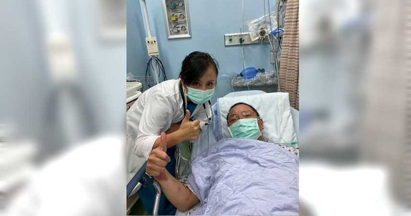 田知學(左)在臉書上PO出照片,開心被急救的男子終於甦醒。(圖/翻攝自《布農Doc 田知學》粉絲頁)