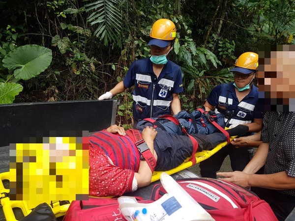 ▲筍農開小貨車載父母上山割筍摔落邊坡。(圖/讀者提供) ▲筍農開小貨車載父母上山割筍摔落邊坡。(圖/讀者提供)