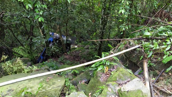 ▲筍農開小貨車載父母上山割筍摔落邊坡。(圖/讀者提供) ▲筍農開小貨車載父母上山割筍摔落邊坡。(圖/讀者提供)