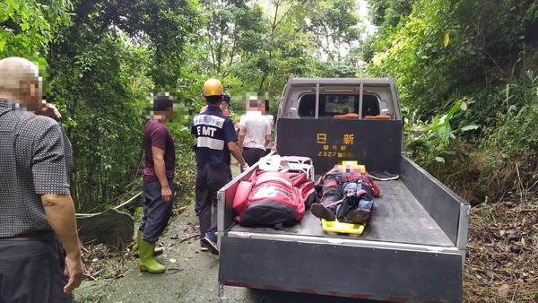 ▲筍農開小貨車載父母上山割筍摔落邊坡。(圖/讀者提供) ▲筍農開小貨車載父母上山割筍摔落邊坡。(圖/讀者提供)