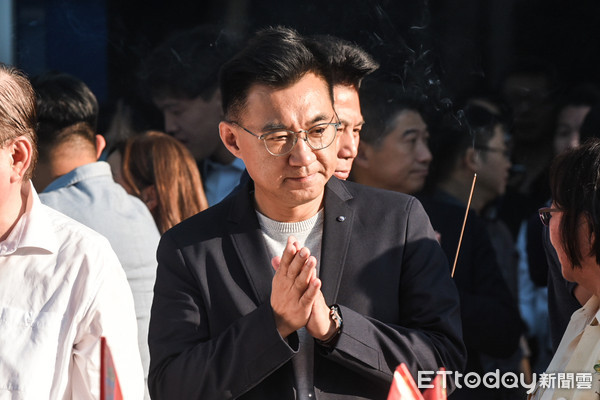 ▲國民黨主席江啟臣帶領全體幹部志工中元節團拜。(圖/記者林敬旻攝) ▲國民黨主席江啟臣帶領全體幹部志工中元節團拜。(圖/記者林敬旻攝)