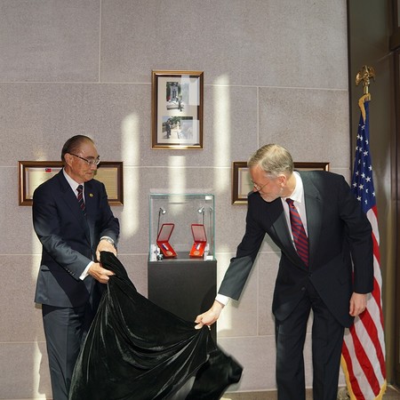 ▲▼美國在台協會(AIT)於內湖館舍舉行「美台安全合作月紀念勳章揭幕儀式」。(圖/翻攝AIT臉書) ▲▼美國在台協會(AIT)於內湖館舍舉行「美台安全合作月紀念勳章揭幕儀式」。(圖/翻攝AIT臉書)