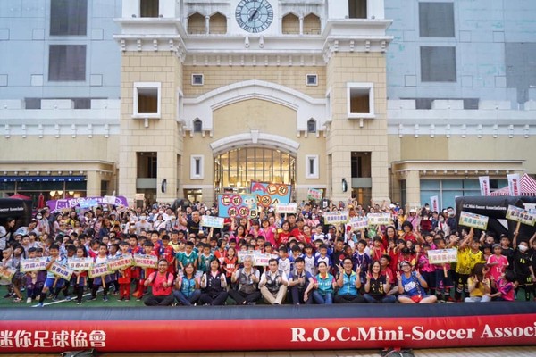 ▲▼ 桃園市幼兒足球賽連兩日開賽 31隊報名熱烈、500多位家長參與 。(圖/桃園市體育局) ▲▼ 桃園市幼兒足球賽連兩日開賽 31隊報名熱烈、500多位家長參與 。(圖/桃園市體育局)