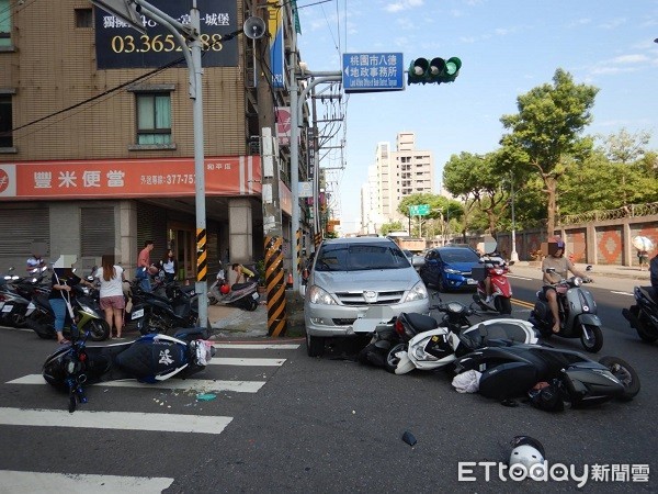 ▲被撞機車東倒西歪，所幸騎士僅受輕傷。（圖／八德警分局提供）