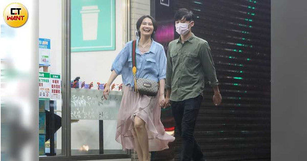 本刊直擊,立委賴品妤9月2日十指緊扣苗栗縣議員曾玟學在路上聊得相當愉快,賴品妤不時仰天大笑。(圖/張文玠攝)