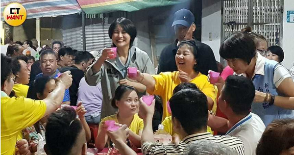 當賴品妤正在與新北市選民搏感情時,曾玟學就待在公務車上默默地守護兩人感情。(圖/周志龍攝)