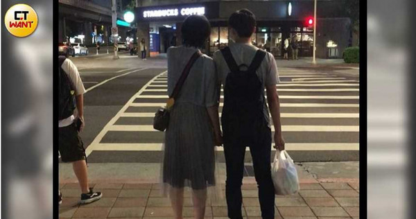 選民服務結束後,曾玟學還貼心的陪賴品妤到藥妝店購物,提著雜物,兩人一起步行返家,頗像一對小夫妻。(圖/黃鵬杰攝)