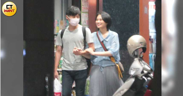 立委賴品妤與苗栗縣議員曾玟學9月5日遭本刊直擊兩人十指緊扣出沒在台北街頭,其親密的程度,顯然兩人正在交往中。(圖/周志龍攝)