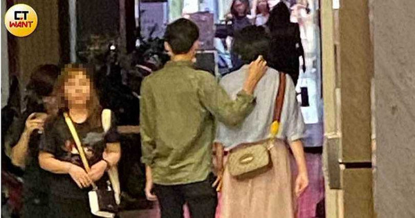 曾玟學熱戀賴品妤,兩人行走時他還不忘輕撫女方後頸製造親密感。(圖/本刊攝影組)