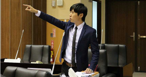 賴品妤日前接受媒體採訪時才說希望未來男友是「政治圈外人」,沒想到卻遭本刊拍到與「圈內人」曾玟學甜蜜互動。(圖/賴品妤臉書、黃耀徵攝)