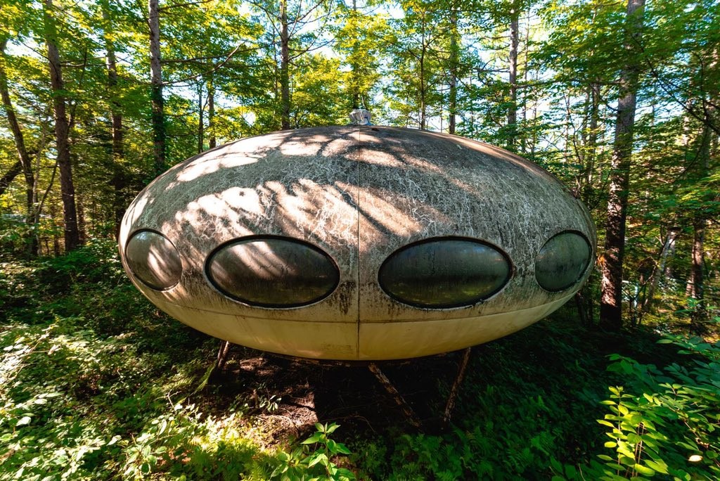 ▲▼日本攝影師森林中發現「UFO廢墟」 內裝曝光網直呼：想去！。（圖／推特@urbex_34）