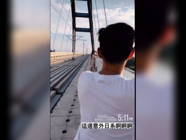 ▲▼自稱散步系攝影師的李男帶小模闖入淡海輕軌未開放的藍海橋軌道內外拍。（圖／翻攝自當事人Instagram）