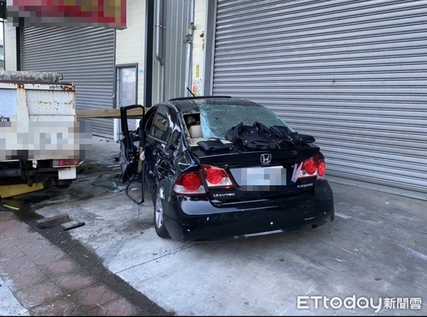 ▲▼台南行車糾紛釀禍!1車衝撞工廠車頭慘凹,1小貨車無辜遭波及。(圖/記者吳奕靖翻攝) ▲▼台南行車糾紛釀禍!1車衝撞工廠車頭慘凹,1小貨車無辜遭波及。(圖/記者吳奕靖翻攝)