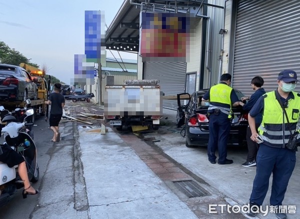 ▲▼台南行車糾紛釀禍!1車衝撞工廠車頭慘凹,1小貨車無辜遭波及。(圖/記者吳奕靖翻攝) ▲▼台南行車糾紛釀禍!1車衝撞工廠車頭慘凹,1小貨車無辜遭波及。(圖/記者吳奕靖翻攝)