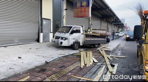 ▲▼台南行車糾紛釀禍!1車衝撞工廠車頭慘凹,1小貨車無辜遭波及。(圖/記者吳奕靖翻攝) ▲▼台南行車糾紛釀禍!1車衝撞工廠車頭慘凹,1小貨車無辜遭波及。(圖/記者吳奕靖翻攝)