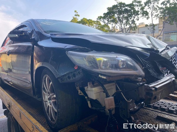 ▲▼台南行車糾紛釀禍!1車衝撞工廠車頭慘凹,1小貨車無辜遭波及。(圖/記者吳奕靖翻攝) ▲▼台南行車糾紛釀禍!1車衝撞工廠車頭慘凹,1小貨車無辜遭波及。(圖/記者吳奕靖翻攝)