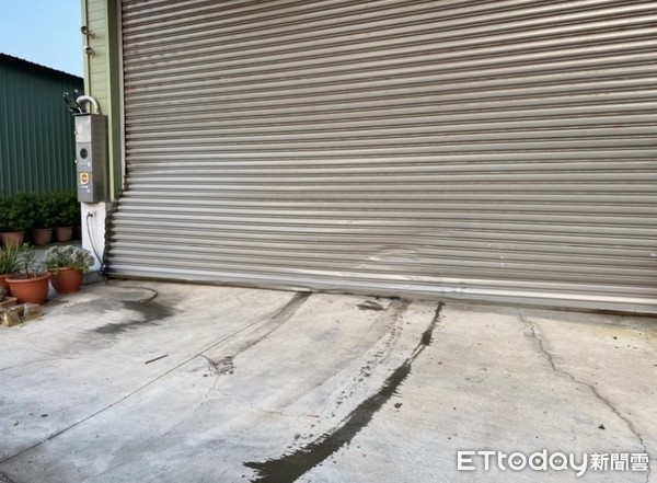▲▼台南行車糾紛釀禍!1車衝撞工廠車頭慘凹,1小貨車無辜遭波及。(圖/記者吳奕靖翻攝) ▲▼台南行車糾紛釀禍!1車衝撞工廠車頭慘凹,1小貨車無辜遭波及。(圖/記者吳奕靖翻攝)