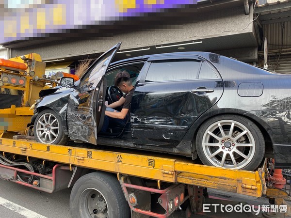 ▲▼台南行車糾紛釀禍!1車衝撞工廠車頭慘凹,1小貨車無辜遭波及。(圖/記者吳奕靖翻攝) ▲▼台南行車糾紛釀禍!1車衝撞工廠車頭慘凹,1小貨車無辜遭波及。(圖/記者吳奕靖翻攝)