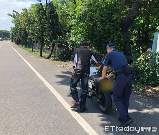 ▲屏東縣枋寮警分局石光所警員陳業雄及林珈全兩員幫忙賀姓騎士推車             。（圖／記者陳崑福翻攝）