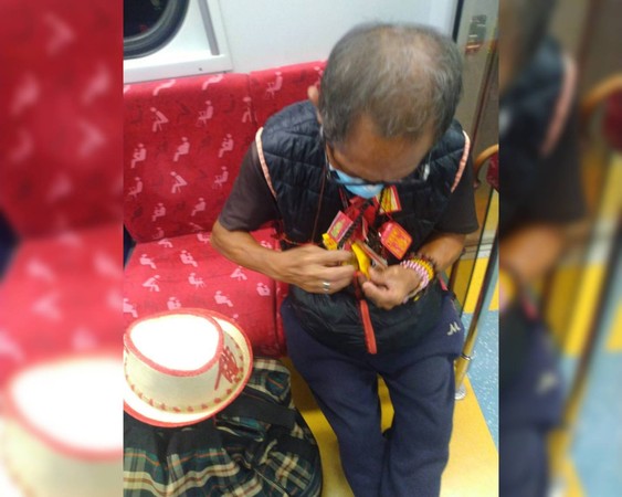 ▲1名老阿公戴著滿身符咒跟佛珠搭乘火車。(圖/民眾提供) ▲1名老阿公戴著滿身符咒跟佛珠搭乘火車。(圖/民眾提供)