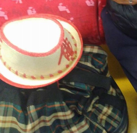 ▲1名老阿公戴著滿身符咒跟佛珠搭乘火車。(圖/民眾提供) ▲1名老阿公戴著滿身符咒跟佛珠搭乘火車。(圖/民眾提供)