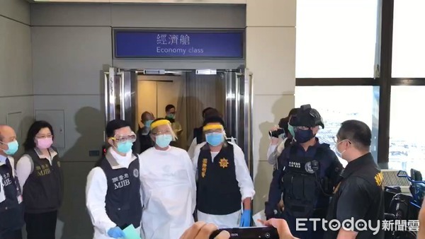 ▲▼秦庠鈺17日下午搭華航班機引渡返台。(圖/記者張君豪翻攝) ▲▼秦庠鈺17日下午搭華航班機引渡返台。(圖/記者張君豪翻攝)