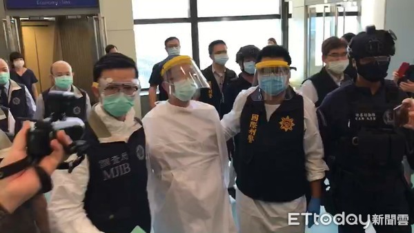 ▲▼秦庠鈺17日下午搭華航班機引渡返台。(圖/記者張君豪翻攝) ▲▼秦庠鈺17日下午搭華航班機引渡返台。(圖/記者張君豪翻攝)