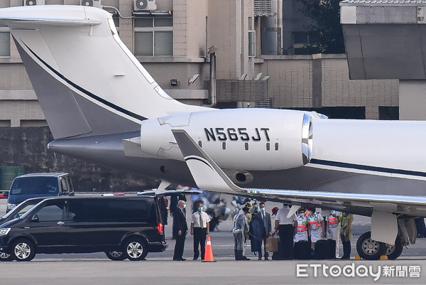 ▲▼美國務院次卿柯拉克專機抵台,防疫人員為行李消毒。（圖／記者李毓康攝）