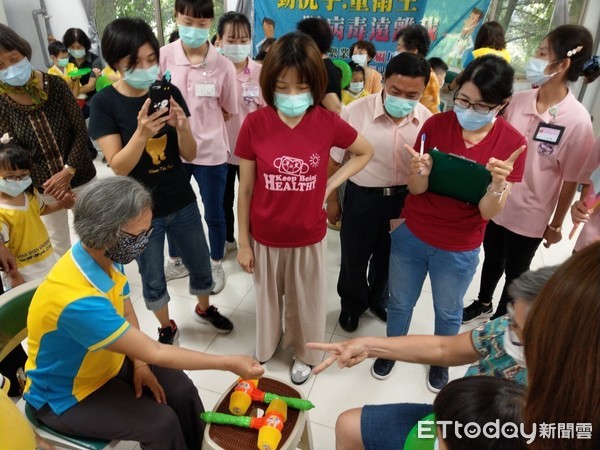 ▲屏東市衛生所18日早上，與屏東市長青服務協會與華山幼兒園於縣立老人文康中心辦理「祖孫好棒棒 健康有夠讚」健康促進趣味競賽。            。（圖／記者陳崑福翻攝）