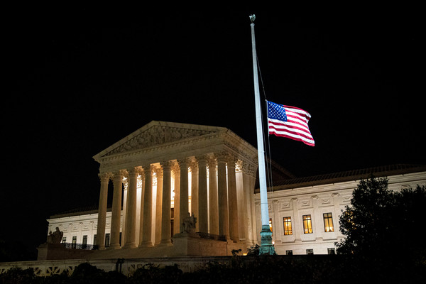 ▲美國大法官金斯伯格（Ruth Bader Ginsburg）逝世，享壽87歲，最高法院降半旗哀悼。（圖／路透）