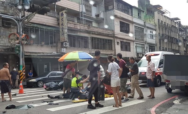 ▲▼北宜路二段嚴重車禍，騎士命為送醫搶救。（圖／翻攝北宜公路(追焦照.路況回報)）