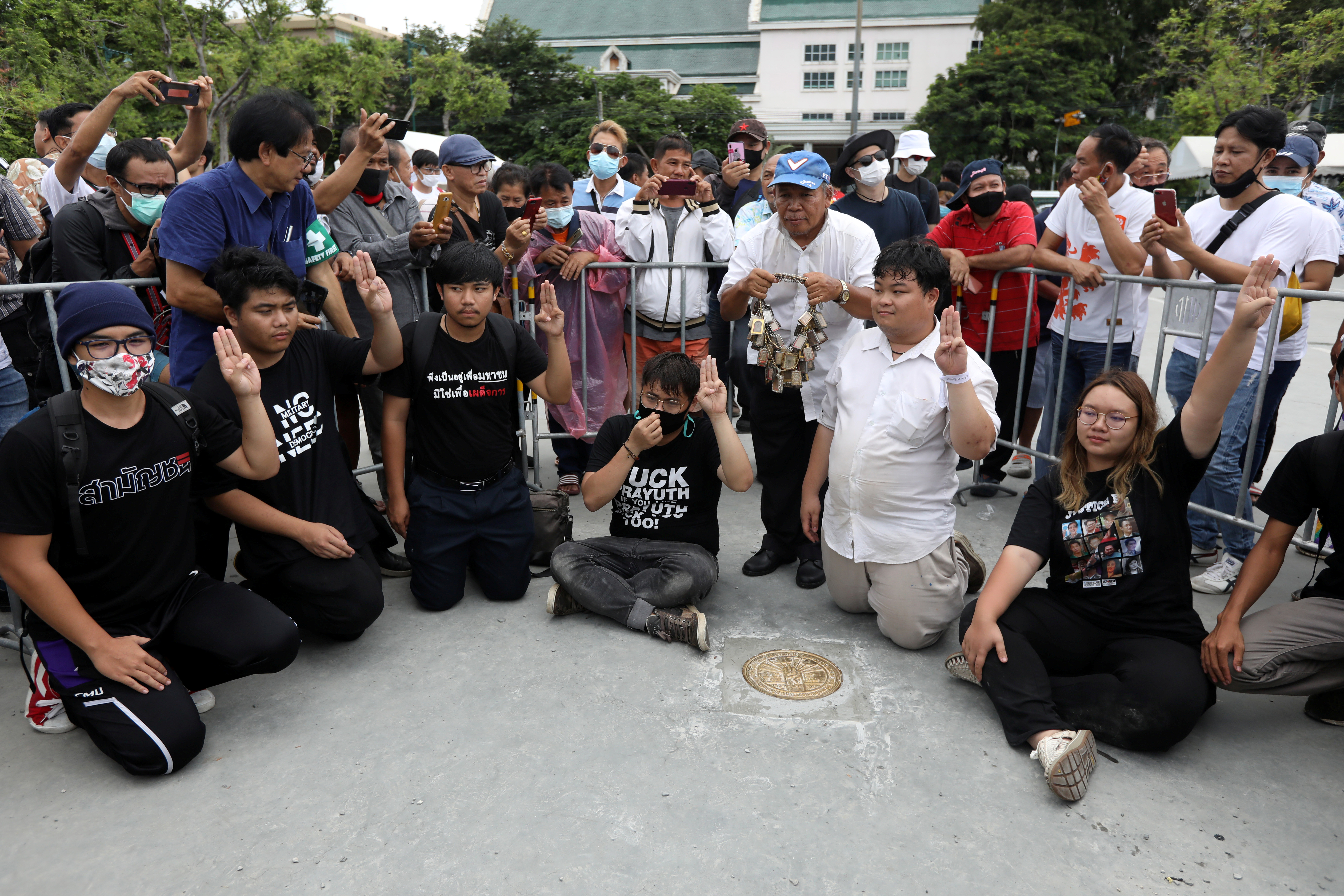 ▲▼法政大學學生為主體的學生團體「法政與遊行聯合陣線」（United Front of Thammasat and Demonstration）學生領袖巴利（Parit Chiwarak）與帕努莎雅（Panusaya Sithijirawattanakul）。（圖／路透）