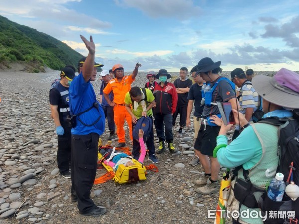 ▲海巡署第6岸巡隊會同牡丹消防分隊阿朗壹古道將摔傷女子救出送醫             。（圖／第6岸巡隊提供）