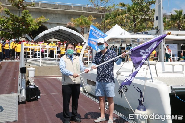 ▲台南市2020年世界水質監測競賽活動，在安平亞果遊艇城盛大起跑，市長黃偉哲親自操作儀器檢測河川、海域等水質，並授旗給「環保艦隊」樂活海洋學院。（圖／記者林悅翻攝，下同）