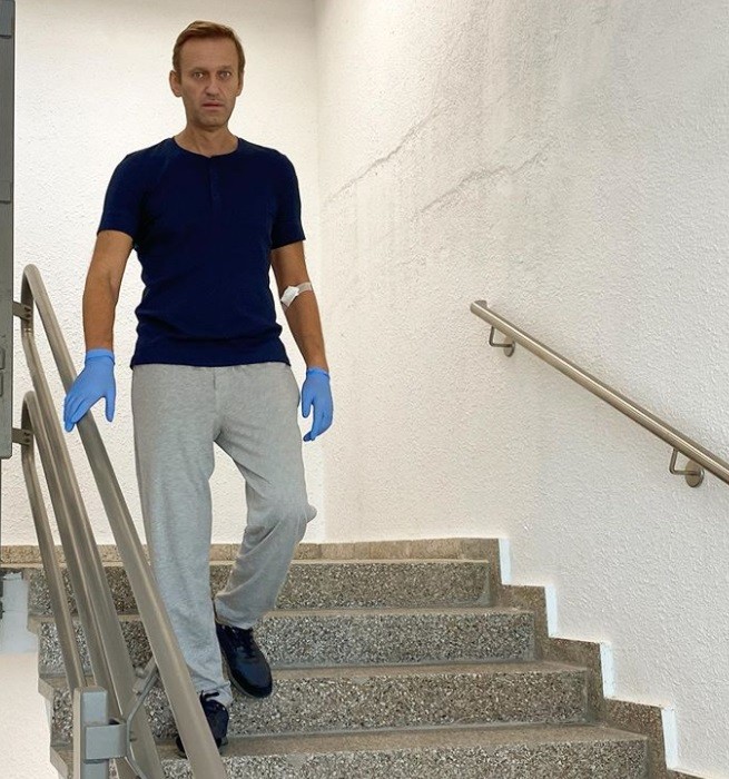 ▲▼俄羅斯反對派領袖納瓦爾尼（Alexei Navalny）站起來了，他可以自主下樓梯了。（圖／翻攝自Instagran「navalny」）