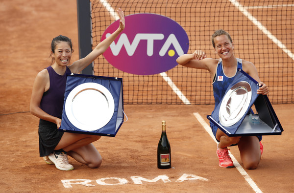 ▲▼ 羅馬女網賽，女雙冠軍的謝淑薇和捷克女將史翠可娃（Bára Strýcová）            。（圖／路透）