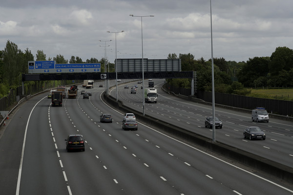 ▲英國M25高速公路是環繞大倫敦首都圈的環狀公路，每日流通車輛可達19萬次。（圖／達志影像／美聯社）