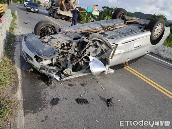 ▲屏東縣滿州鄉庄內路與春興路口21日下午因眩光導致車禍，致車內兩人受傷。（圖／民眾提供）