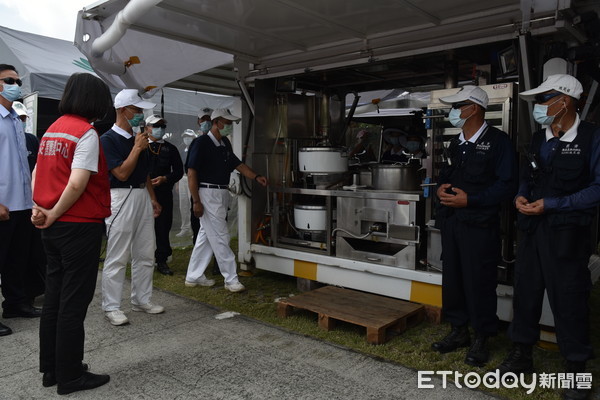 ▲▼9月21日為「國家防災日」，2020年在臺南都會公園奇美博物館舉行，總統蔡英文親自勘查，來到慈濟「行動廚房」。（圖／慈濟基金會提供）